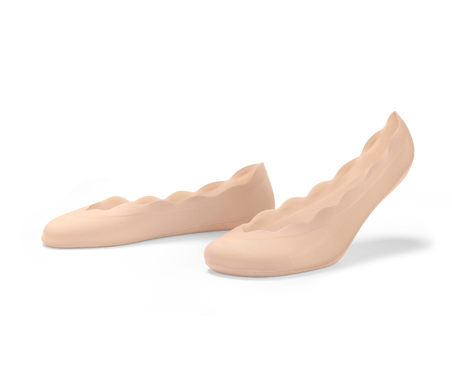 Zwei Paar Magic-Cut-Füßlinge in Beige auf weißem Grund.