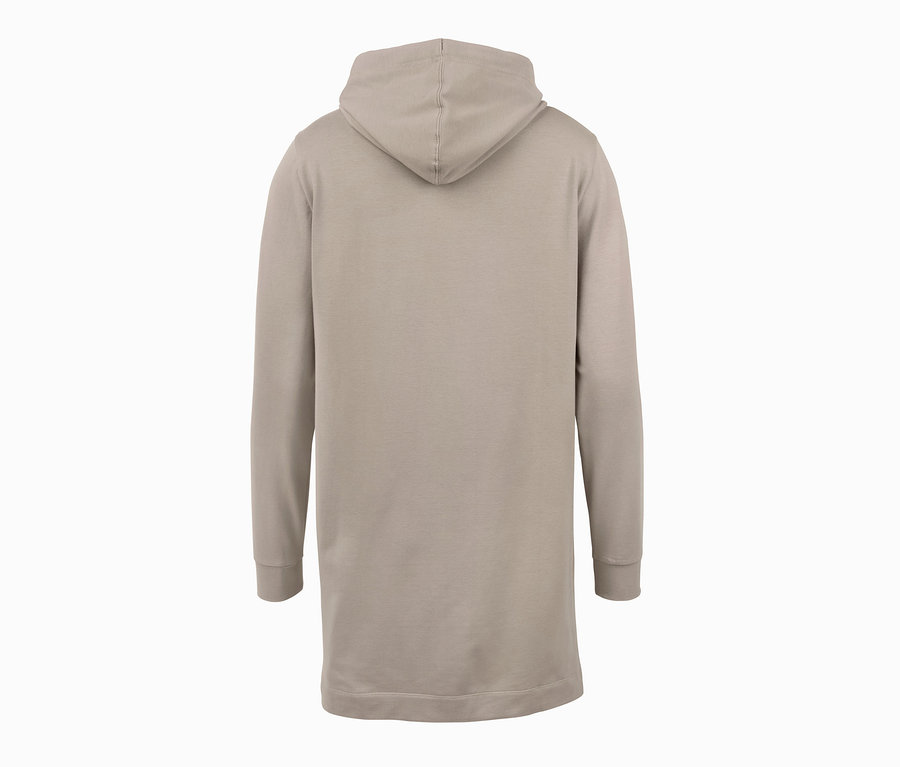 Hinten ist ein beiges Loungewear-Kleid mit Kapuze und langen Ärmeln zu sehen.