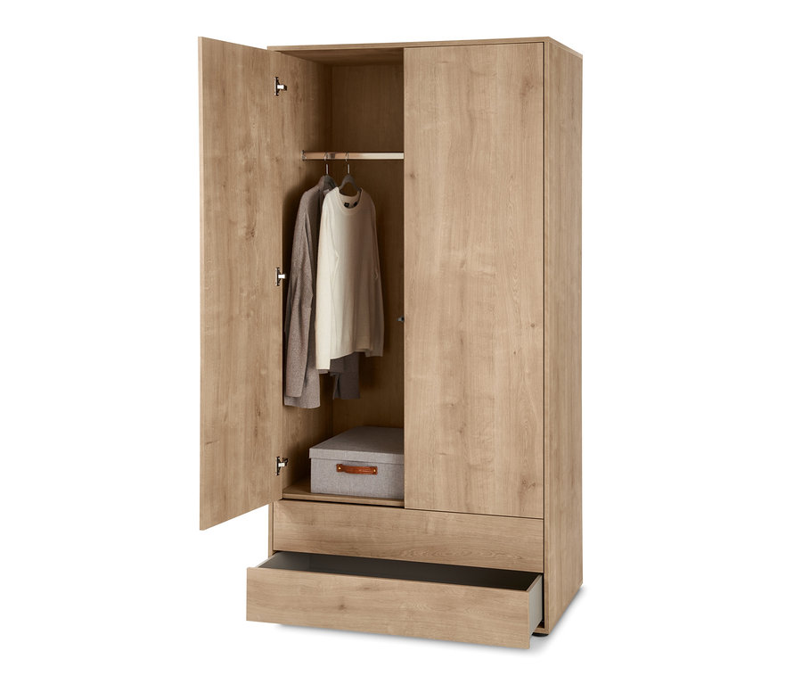 Geöffneter Kleiderschrank »Flemming« in Naturfarbe mit grauer Box und zwei Kleiderbügeln mit Kleidung.