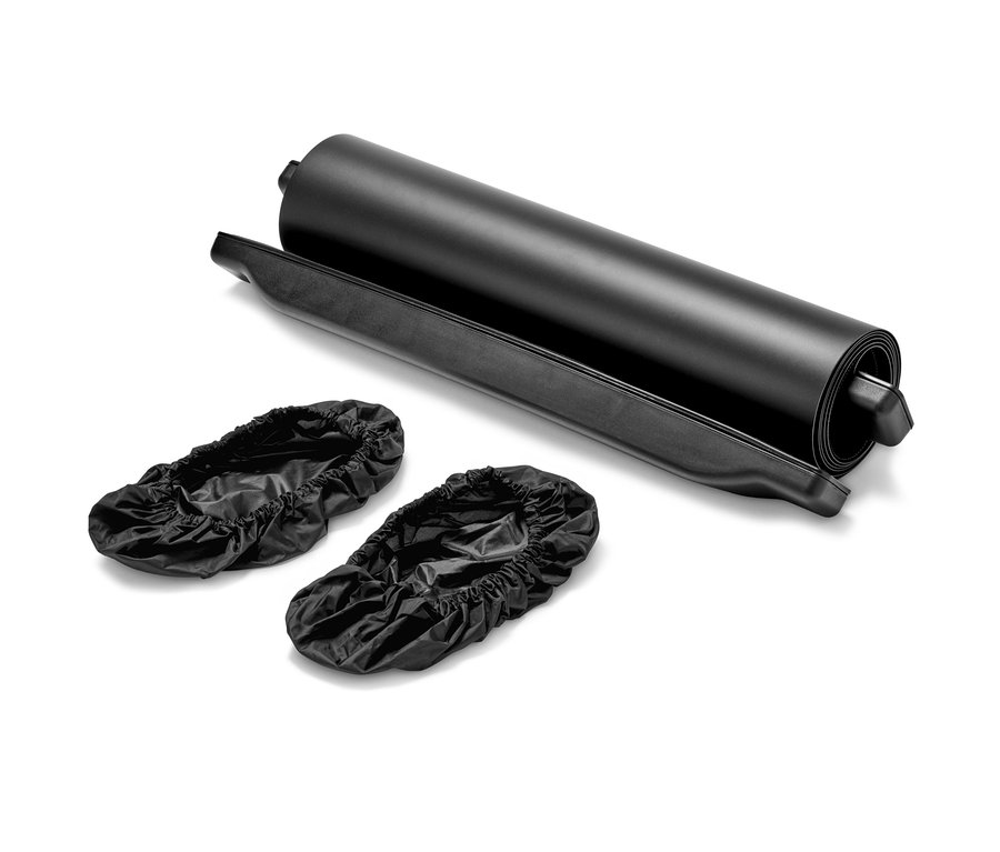 Ein schwarzes Slide-Board und zwei schwarze Schuhüberzieher.