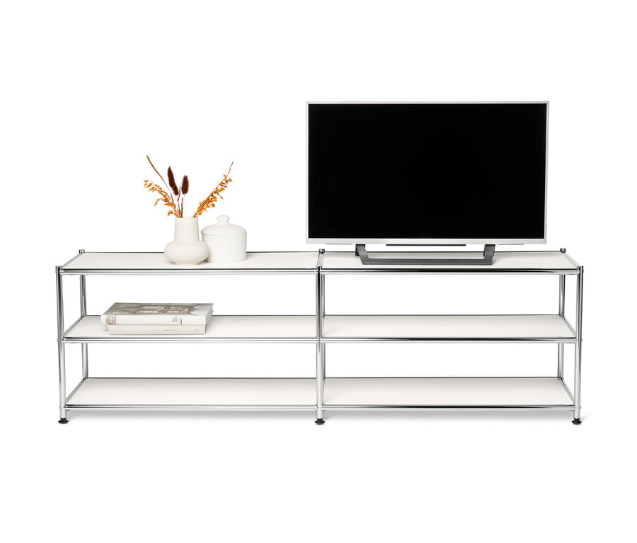 Fernseher steht auf einem offenen, weißen Lowboard Metall »CN3«. Auf dem Lowboard befinden sich Vasen und Bücher.