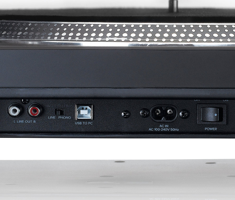 Detailansicht der Rückseite eines schwarzen Plattenspielers mit verschiedenen Anschlüssen und einem Netzschalter. Zu sehen ist der Lenco Plattenspieler »L-3809 BK«.