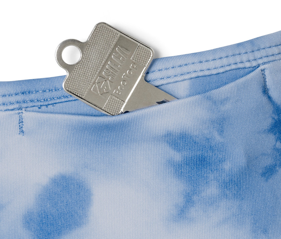 Schlüssel in der Tasche einer blauen 7/8-Sporttight.