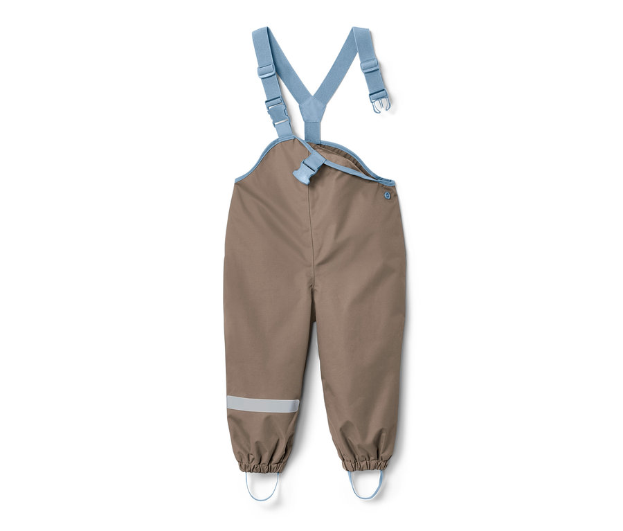 Braune Kleinkind-Regenhose mit blauen Hosenträgern.