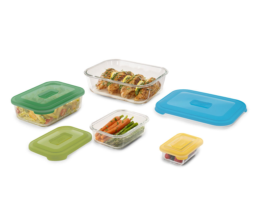 Joseph Joseph Glas-Aufbewahrungsbehälter-Set mit farbigen Deckeln und unterschiedlichem Inhalt.