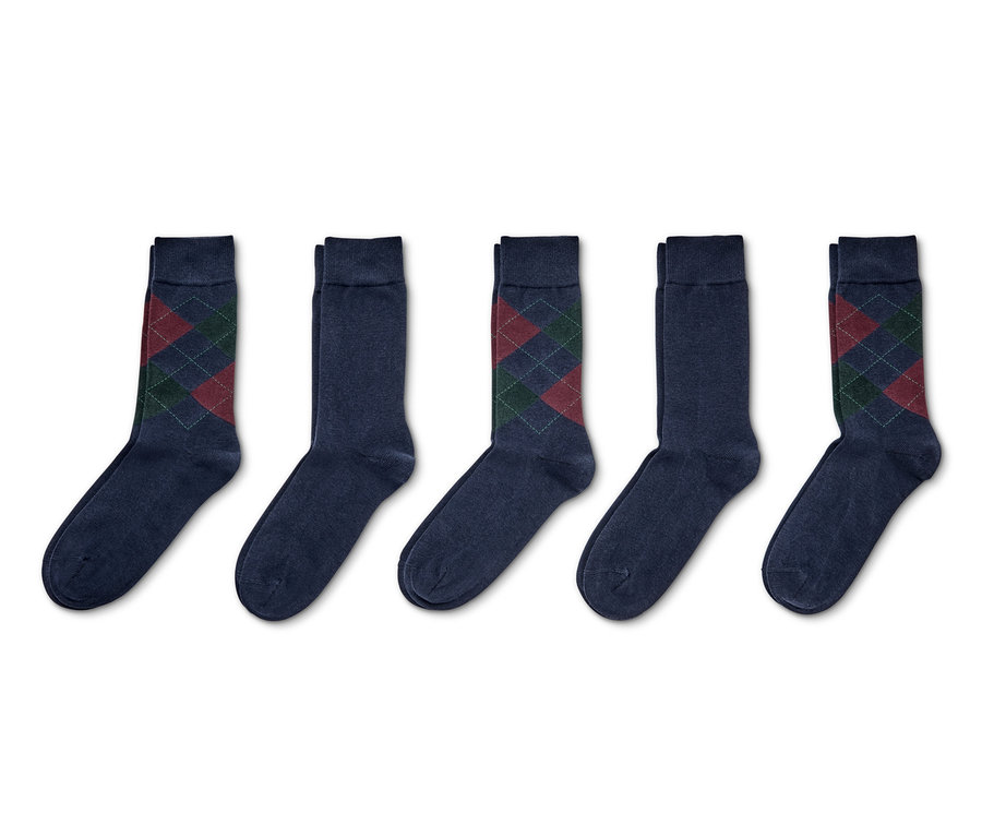 Fünf Paar blaue Socken mit Rautenmuster.