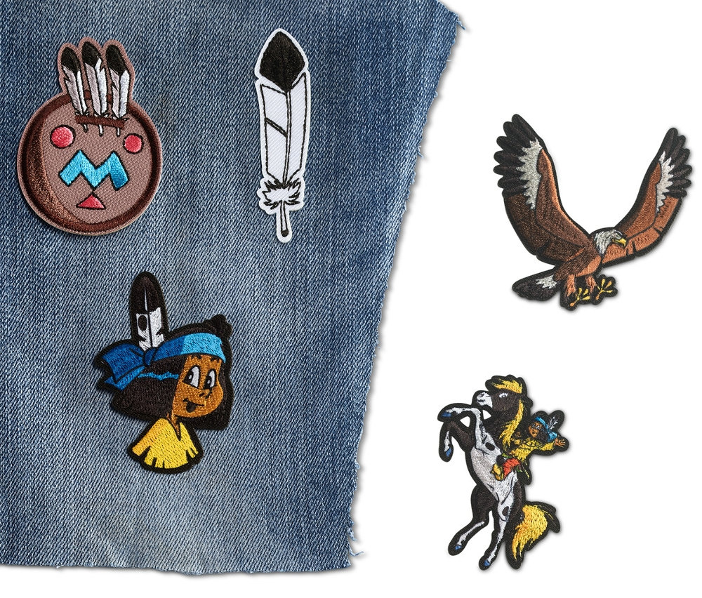 Auf einem Stück Jeansstoff sind aufgebügelte Bilder aus dem Yakari 5-teiligen Bügelbilder-Set.