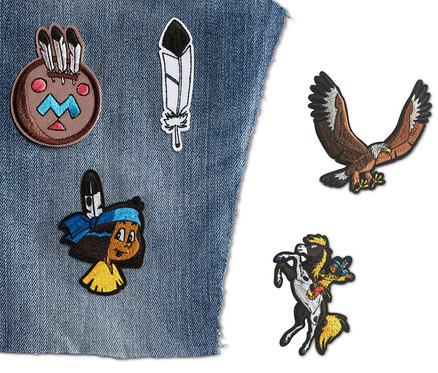 Auf einem Stück Jeansstoff sind aufgebügelte Bilder aus dem Yakari 5-teiligen Bügelbilder-Set.