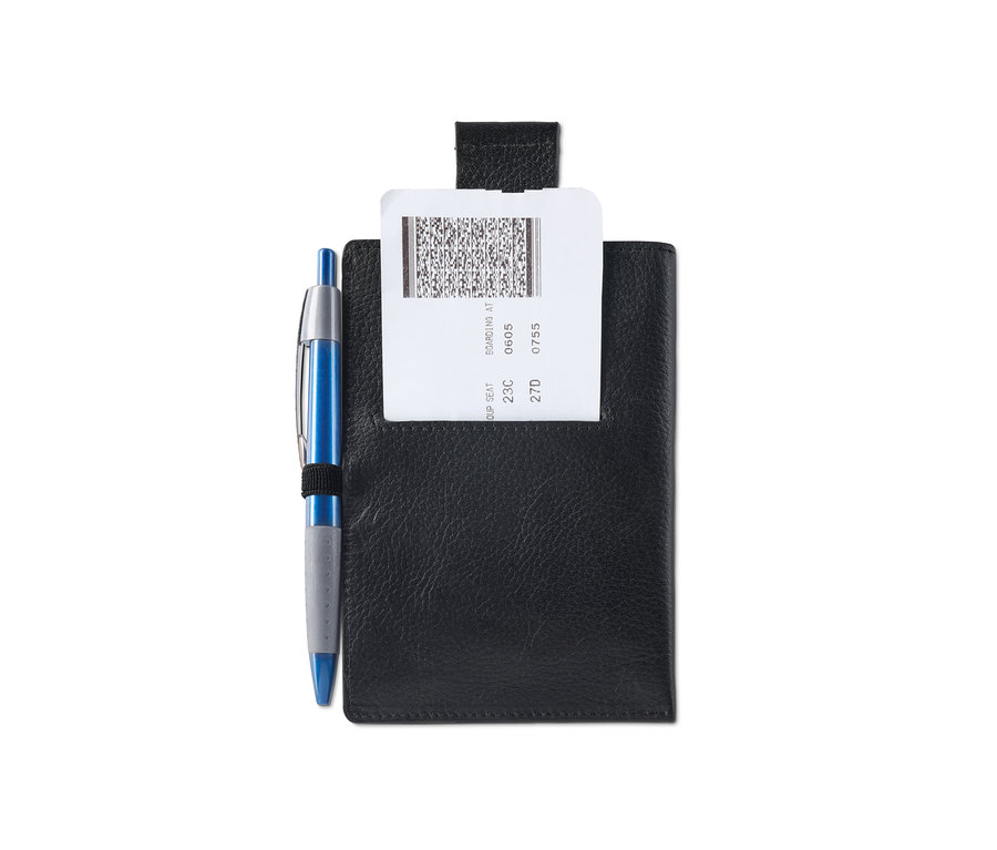 Reisepassetui aus Leder mit Stift und Flugticket.
