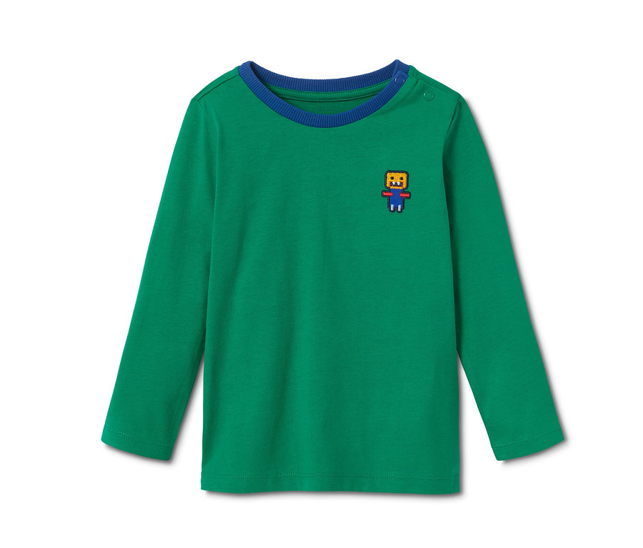 Ein grünes Langarmshirt mit blauem Saum und Flicken.