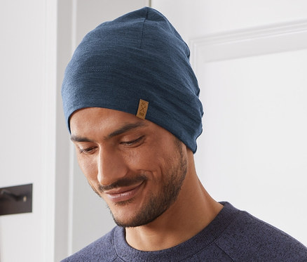 Mann mit Mütze aus Merinowolle.