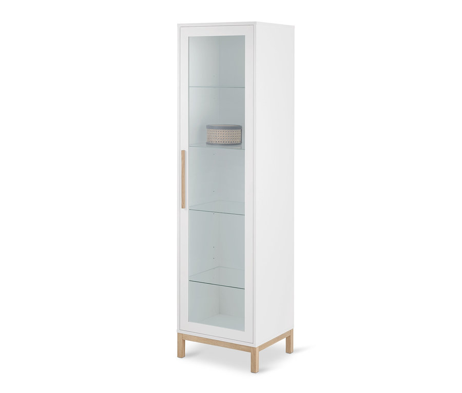 Eine hohe, weiße Vitrine »Eklund« mit Glastür und hellen Holzfüßen.