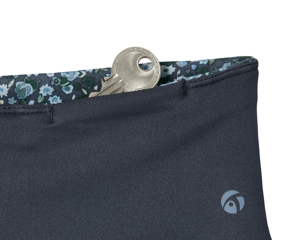 Detailansicht einer blauen Wende-Sporttight mit Schlüssel in der Tasche.