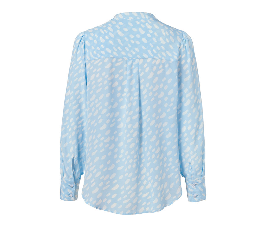 Hellblaue Bluse mit weißem Print.