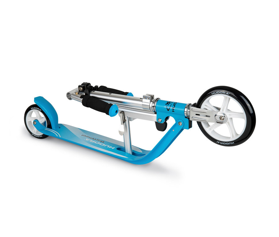 Ein zusammengeklappter HUDORA Scooter "Little Big Wheel" in Blau mit schwarzen Griffen und weißen Rädern.