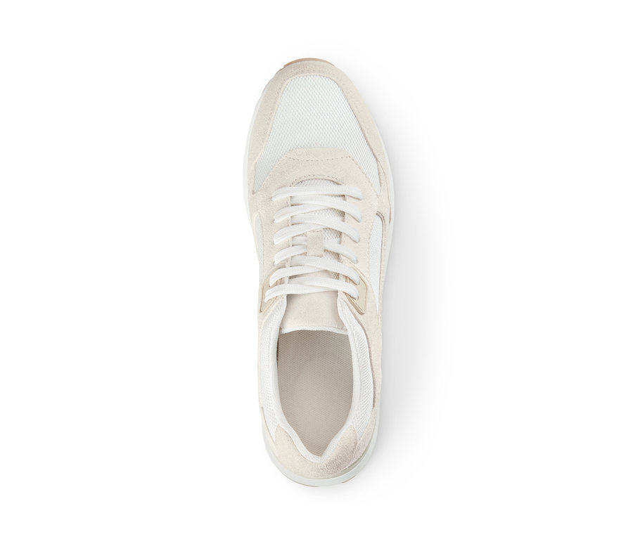 Detailaufnahme eines Veloursleder-Sneakers auf weißem Hintergrund.
