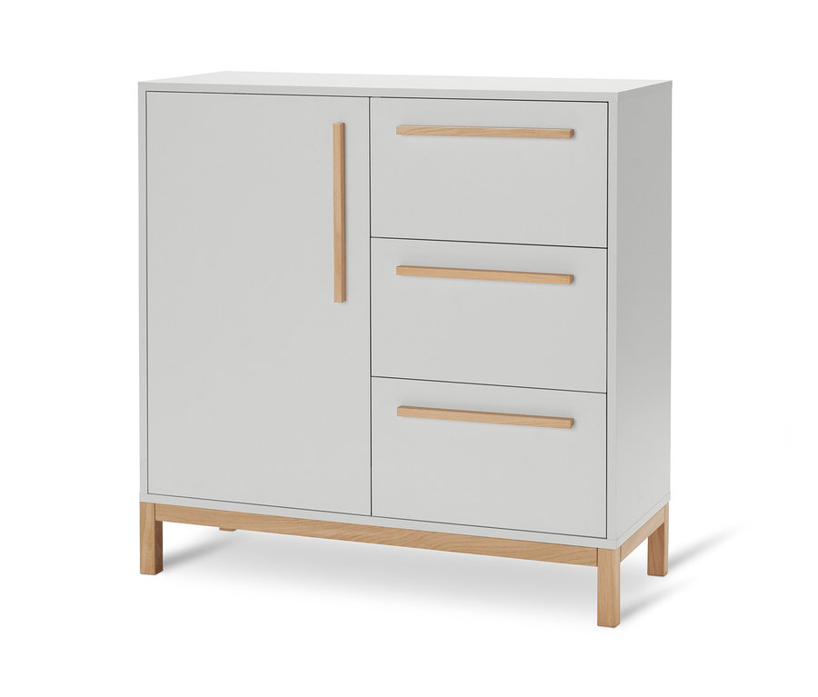 Ein hellgraues Bad-Sideboard »Eklund« mit einer Tür und drei Schubladen mit horizontalen Holzgriffen.