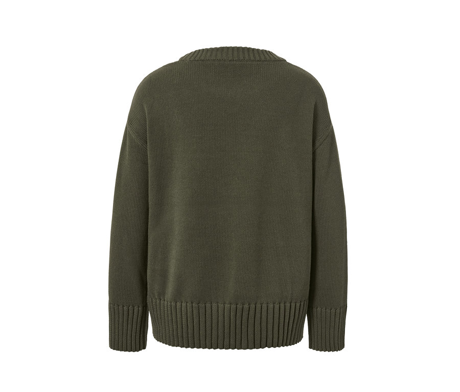 Rückansicht eines Strickpullovers mit Saumschlitz.