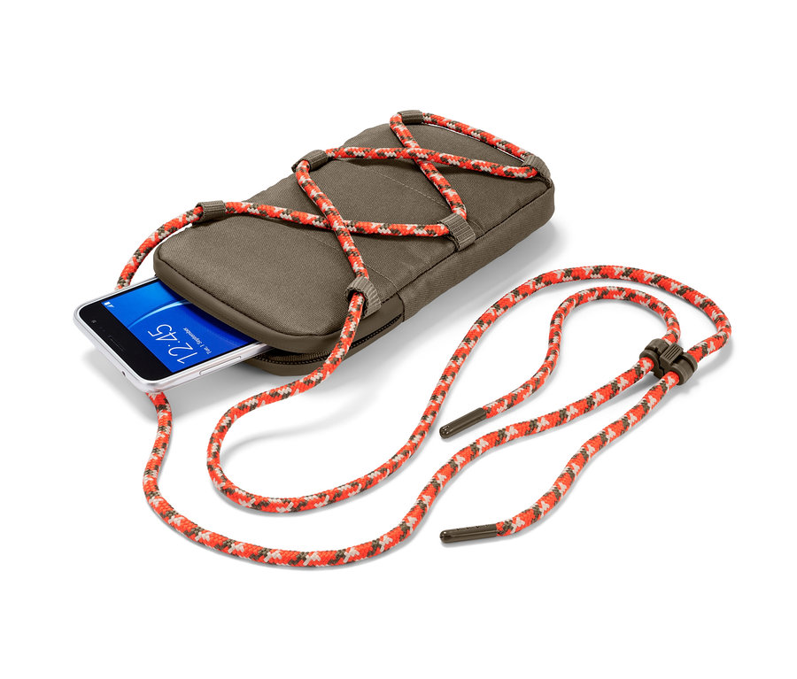 Eine geschlossene, isolierte olivgrüne Smartphone-Tasche mit einer bunten Kordel und einem weißen Smartphone.