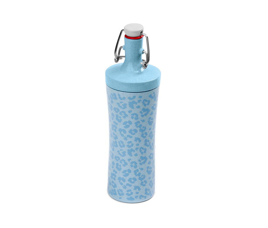 Eine blaue KOZIOL-Trinkflasche mit Leopardenmuster.