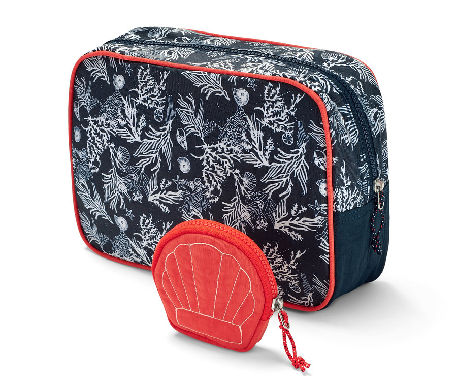 Taschen-Set: Eine große blau-weiße Tasche mit Korallenmuster und eine kleine rote Tasche in Muschelform.