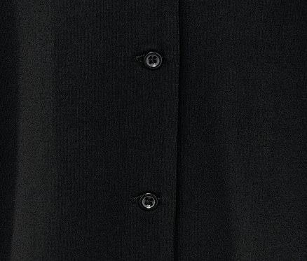 Detailansicht eines schwarzen Pyjamas mit Knöpfen.