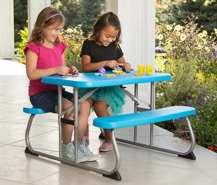 Zwei Mädchen sitzen an einem blauen LIFETIME Kinder-Picknicktisch »80094G« und spielen mit Knete.
