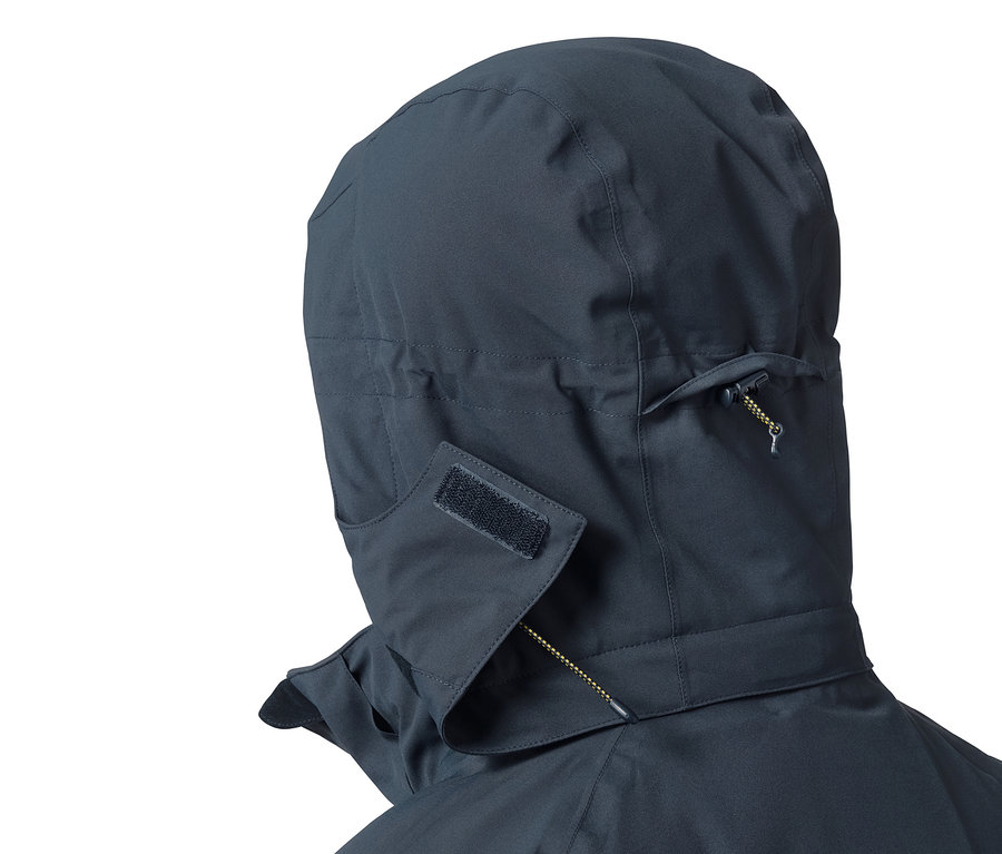 Detailansicht der Kapuze einer High-Tech-Skijacke.