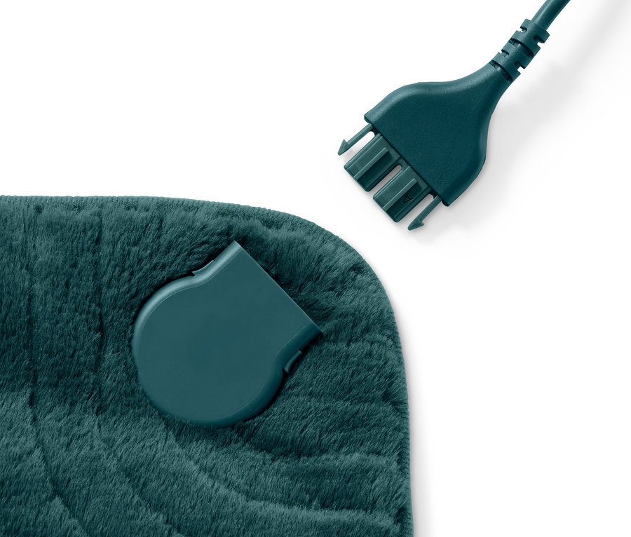 Detailaufnahme von einem kleinen Heizkissen mit abgestecktem Stromkabel.