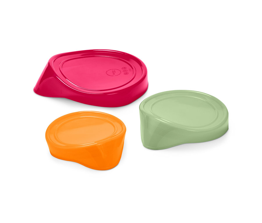 Ein Set aus drei Silikon-Frischhaltedeckeln in Pink, Orange und Grün.