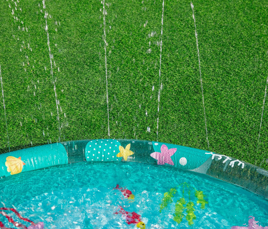 Rasen mit Wassersprühstrahlen aus dem Bestway® Underwater Splash Pad Kinderbecken.