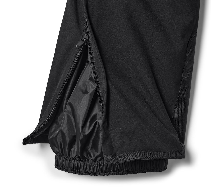 Detailaufnahme einer schwarzen High-Tech-Skihose mit geöffnetem Reißverschluss am Bein.