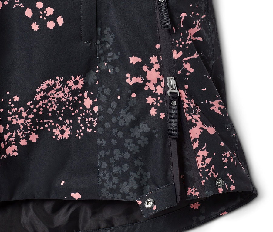 Detail einer schwarzen Halfzip-Skijacke mit rosa Blütenmuster und Reißverschluss.