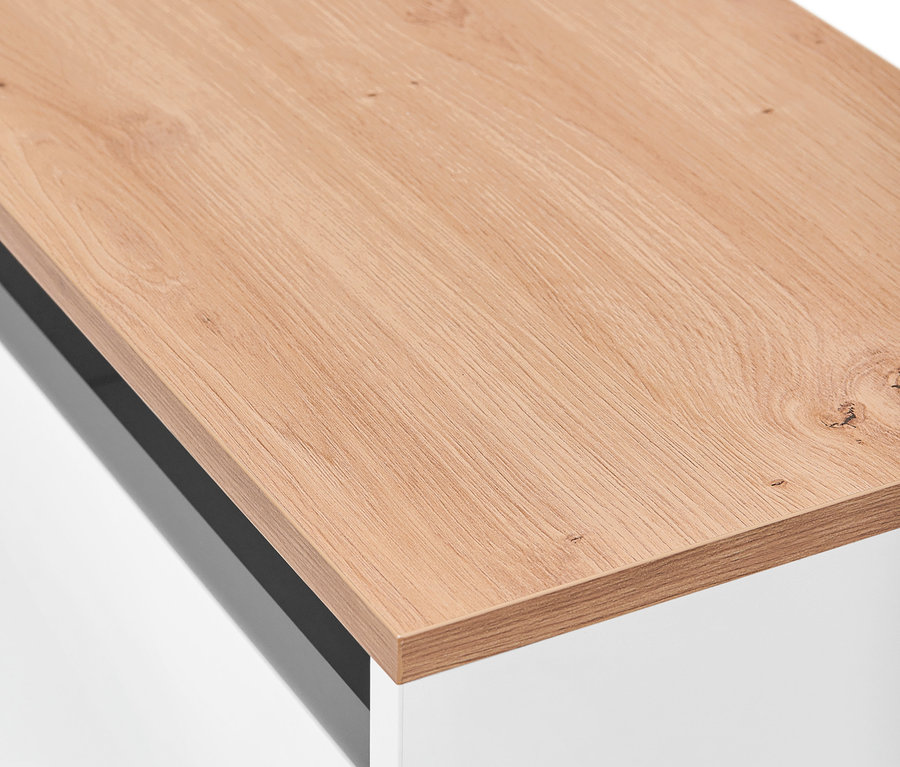 Detailansicht einer Sitzbank mit Stauraum-Box.