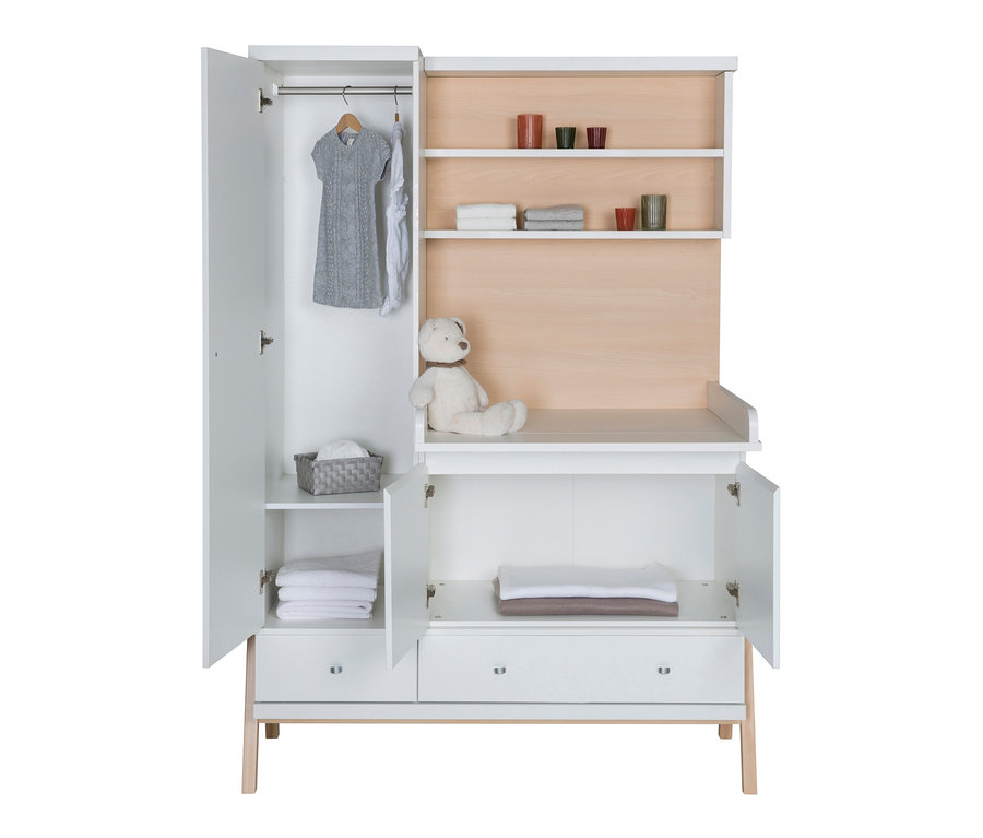 Geöffnetes Schardt Kinderzimmer-Set Holly Nature mit Schrank und Wickelkommode.
