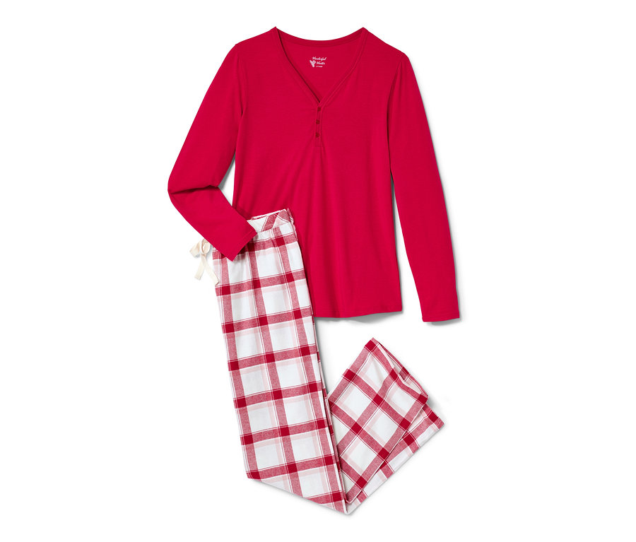 Ein roter Flanell-Pyjama mit karierter Hose liegt auf einem weißen Hintergrund.