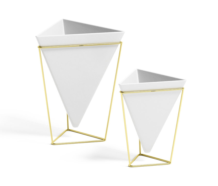 Zwei weiße Tischvasen im 2er-Set mit goldenen Gestellen.