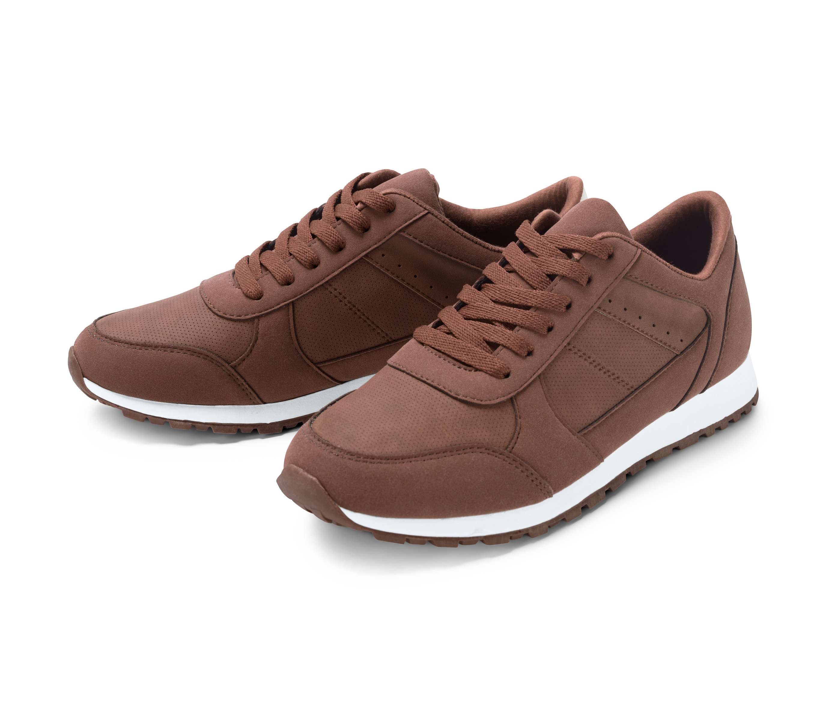 Zwei braune Sneaker auf weißem Hintergrund.