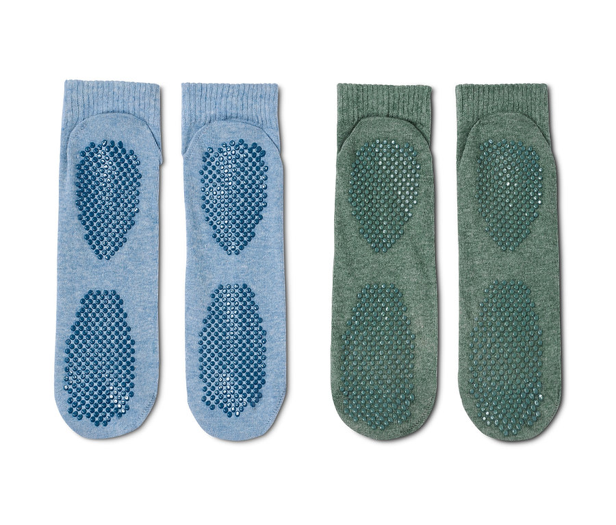 Zwei Paar Yogasocken, davon ein Paar hellblau und das andere grün. Die Socken haben Noppen an der Unterseite.