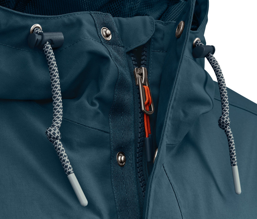 Detailansicht einer blauen Funktionsparka mit Kapuze, Kordelzug und Reißverschluss mit orangefarbenem Akzent.