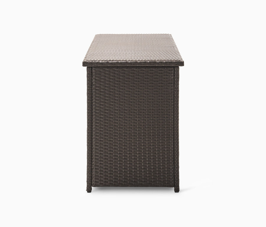 Braune Auflagenbox mit Polyrattangeflecht.