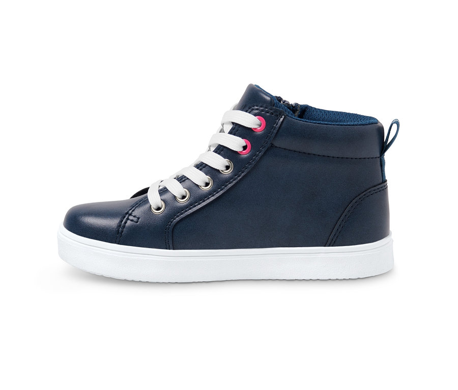 Detailansicht eines Sneakers mit weißer Sohle und Schnürsenkel.