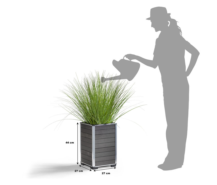 Silhouette einer Frau gießt eine Pflanze in einem anthrazitfarbenen Pflanzgefäß aus WPC mit Kunststoffeinsatz, Höhe ca. 42 cm.