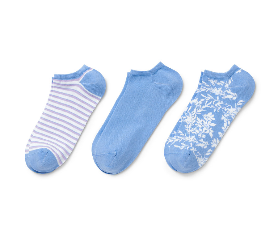 Drei Paar Sneakersocken: ein Paar gestreift, ein Paar hellblau, ein Paar mit Blumenmuster.