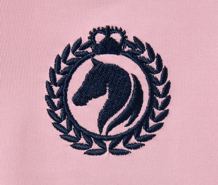 Detailaufnahme eines rosa Langarm-Reitfunktionsshirts mit Pferde-Logo.