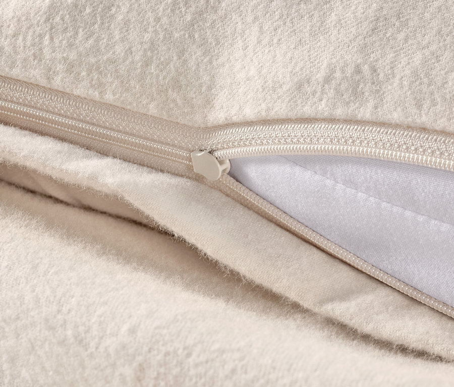 Detailaufnahme von beiger Flanell-Bettwäsche mit Reißverschluss.