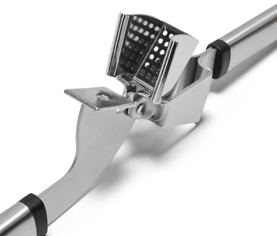 Eine Knoblauchpresse aus Edelstahl.