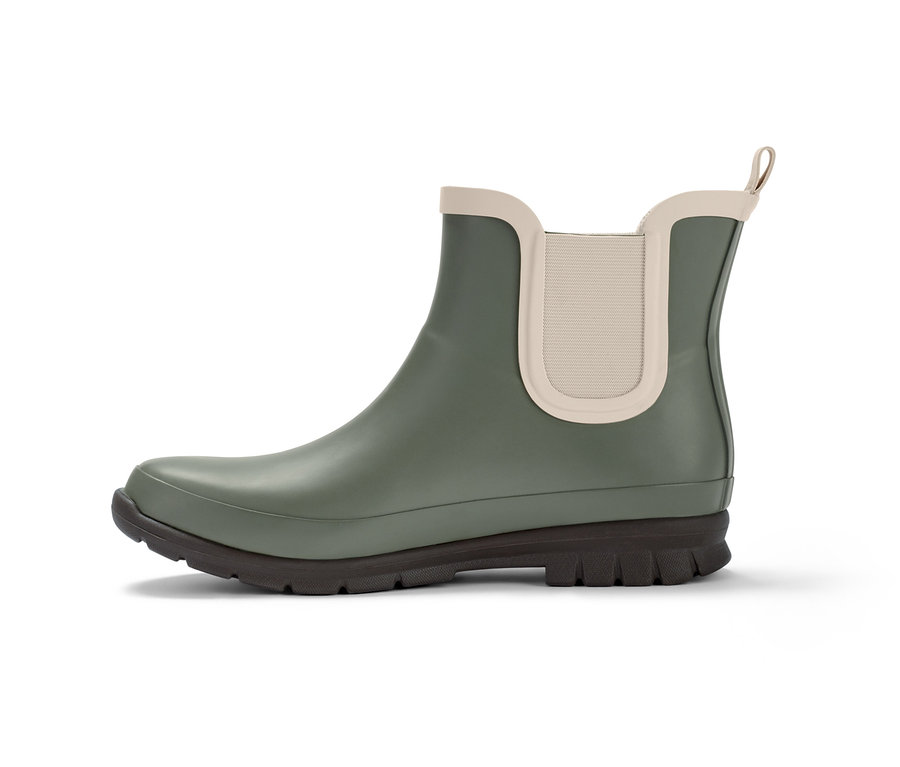 Eine olivgrüne Gummistiefelette mit beigen Details.