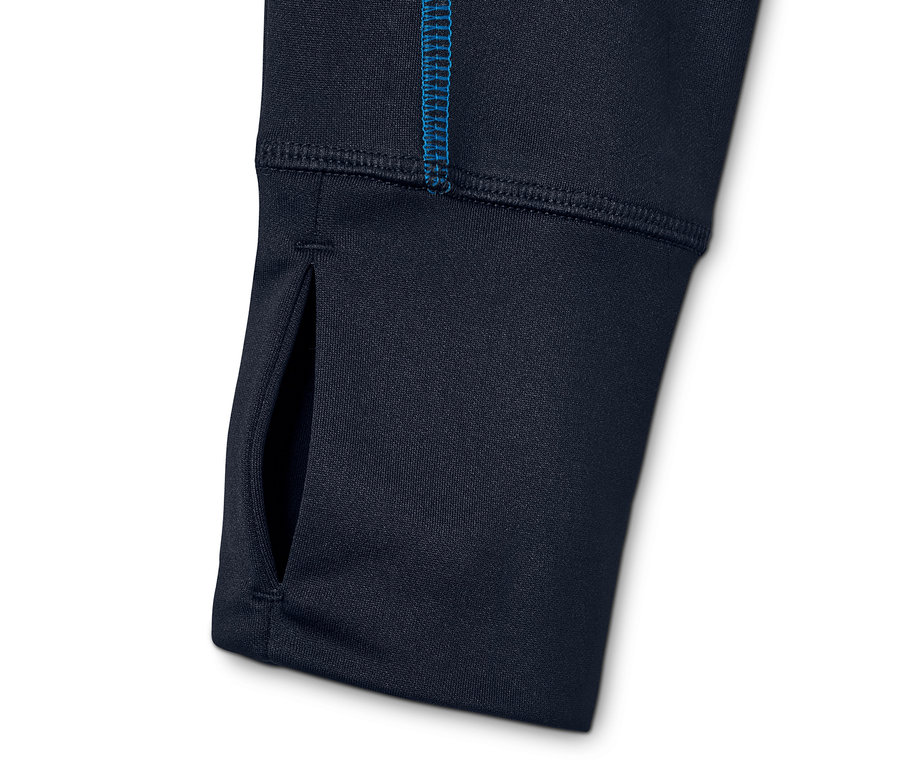 Detailansicht des Ärmels eines Thermo-Funktionsshirts mit Daumenloch.