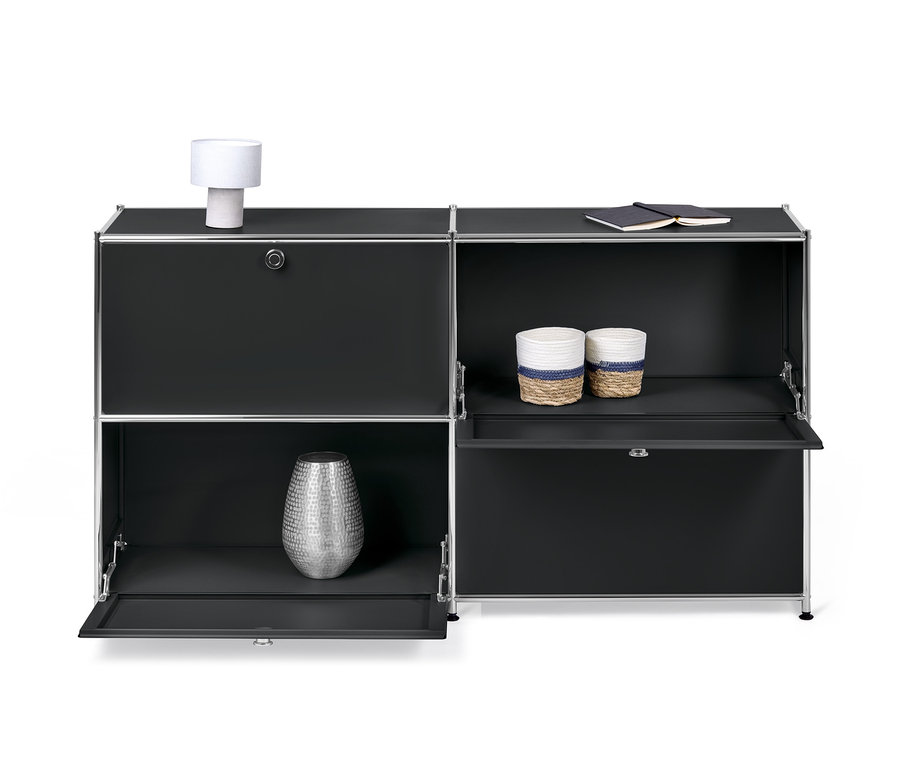 Schwarzes Sideboard »CN3« mit vier Klappen, von denen zwei geöffnet sind.